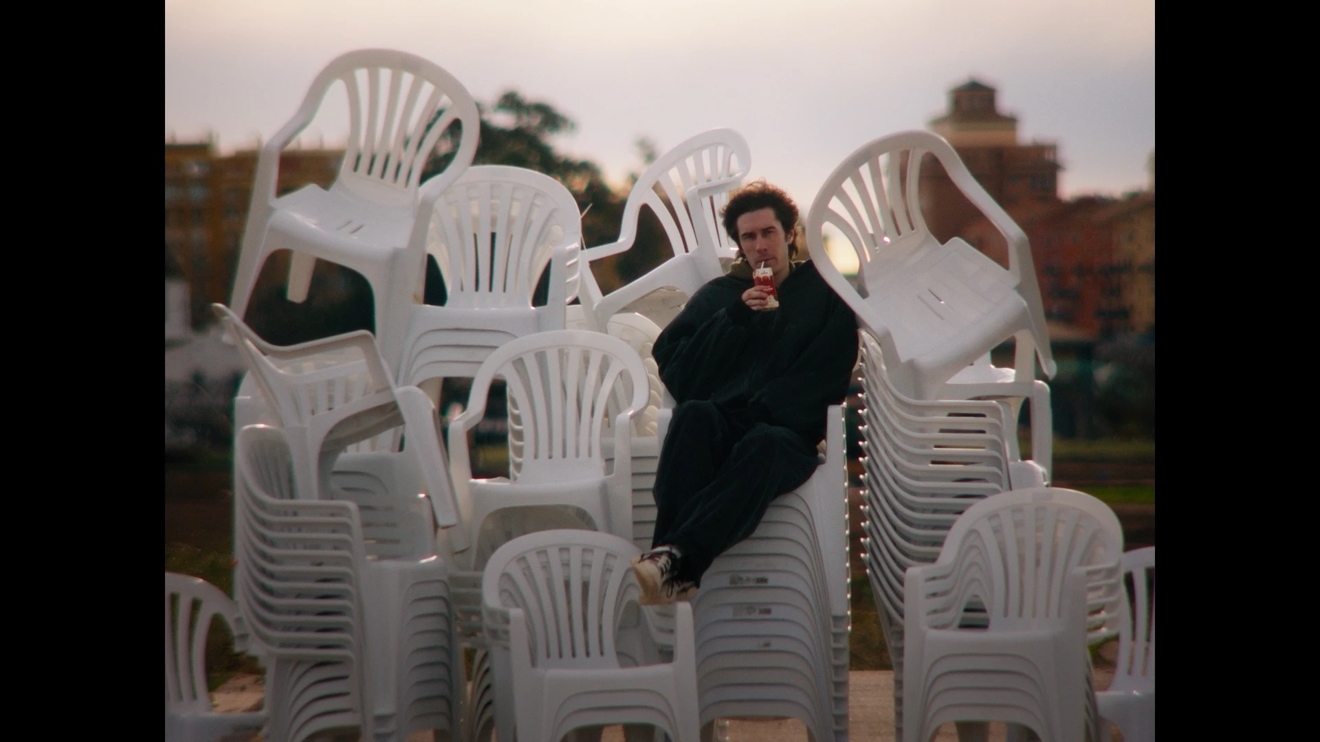 Hacemos lo que podemos — color grading still by Clara Albors