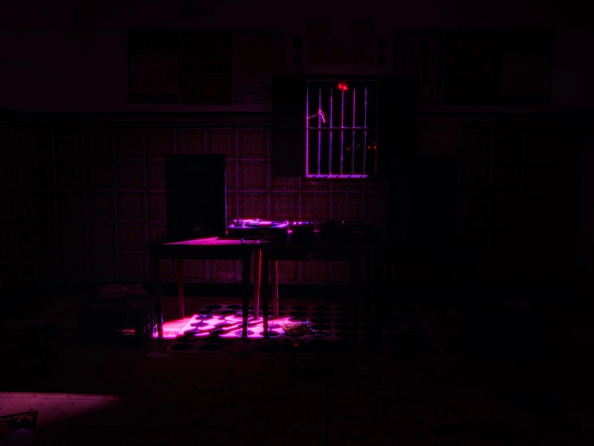 Un perro ladra detrás del depósito — color grading still by Clara Albors